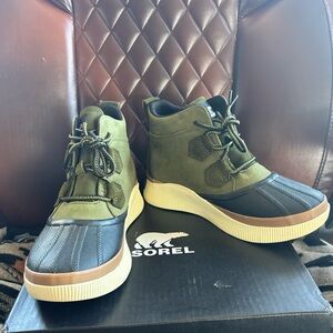 Sorel Women’s Out N About Green & Black Waterproof Boots